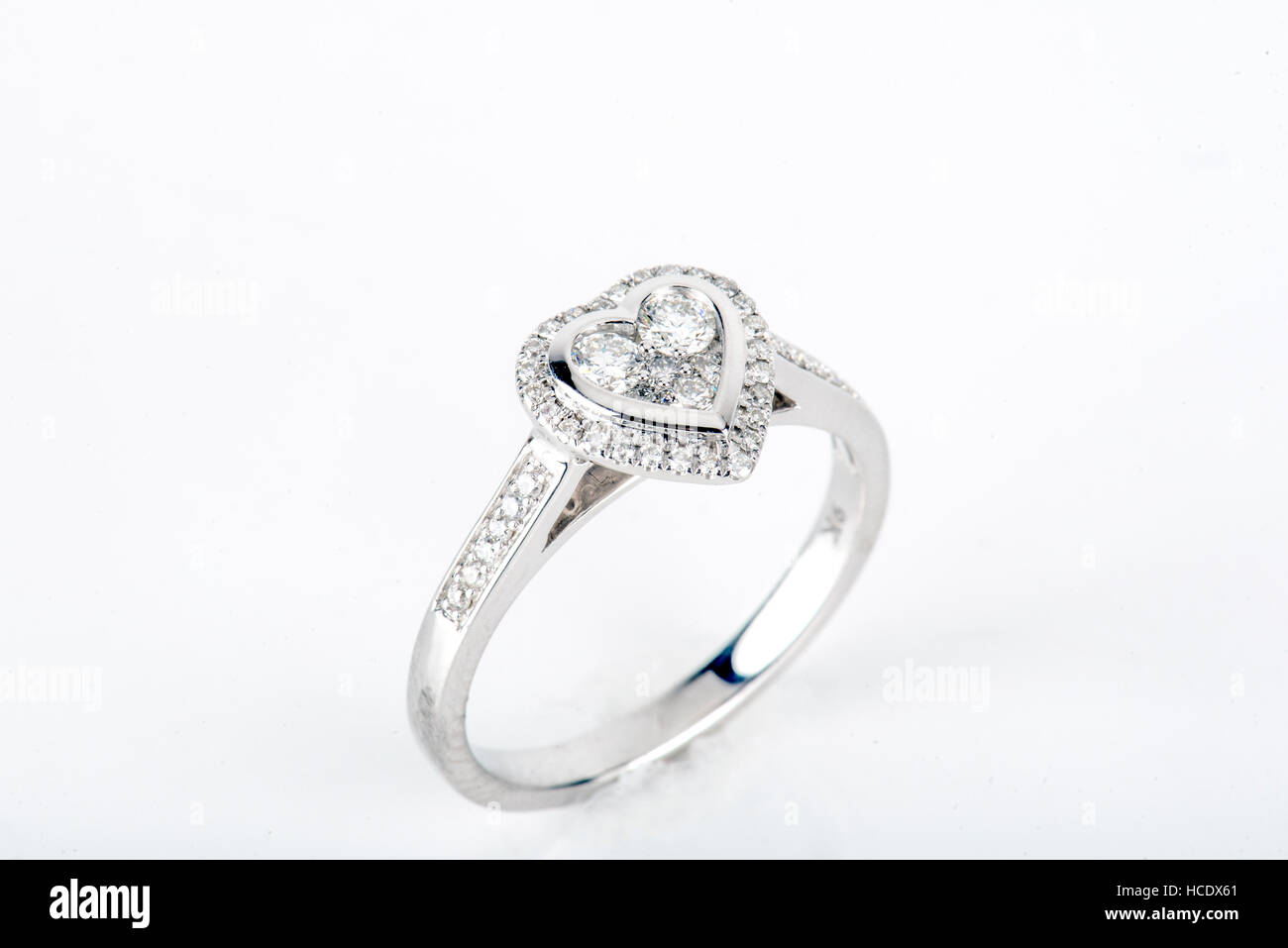 Diamant-Ring mit Gold und Silber und Edelsteinen. Schuss stehend oben und von oben. Stockfoto