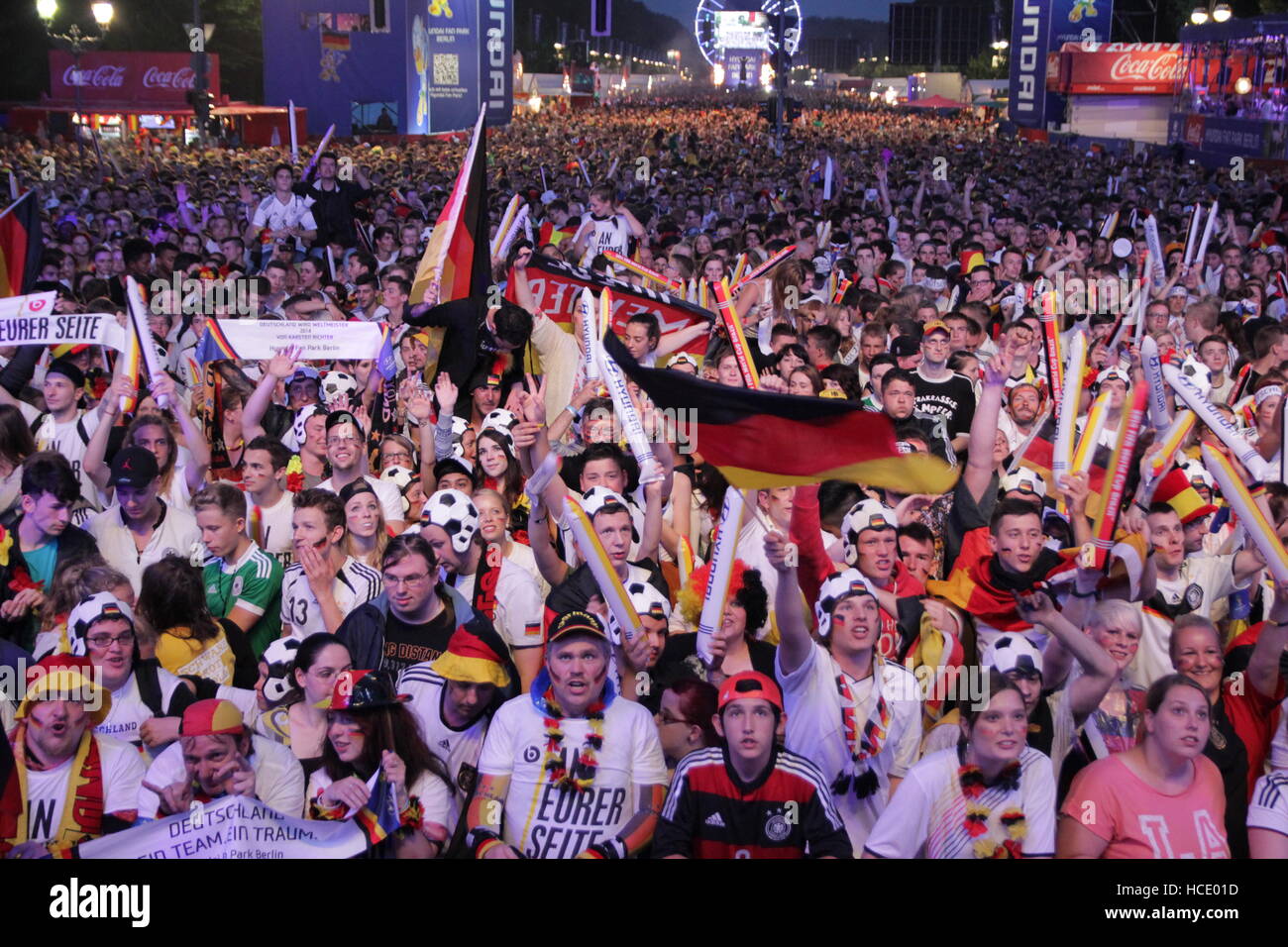 Fans sehen FIFA Worldcup auf Großleinwand an Fan-Meile Berlin am 4. Juli 2014 in Berlin, Deutschland. Stockfoto