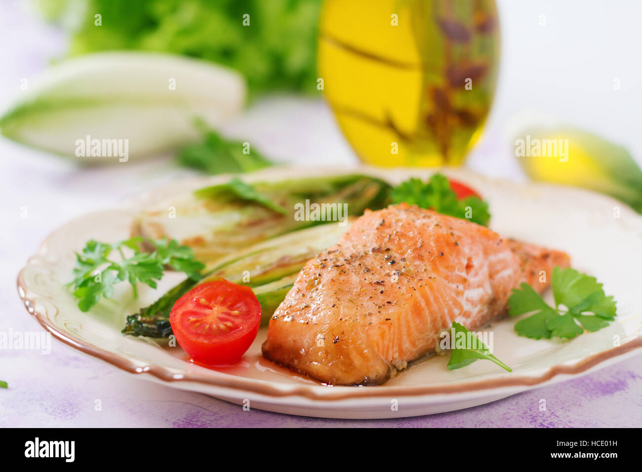 Gebackenen Lachs mit italienischen Kräutern und garniert mit Chicorée Stockfoto