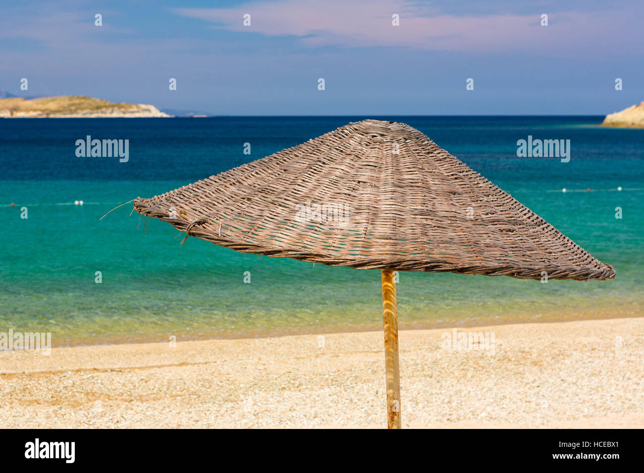 Liege und sonnenschirm am strand mit meereshintergrund gener