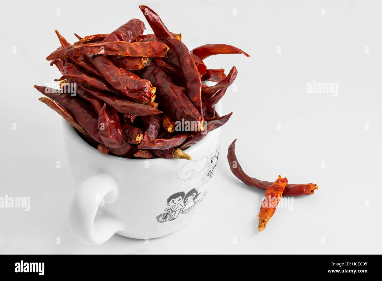 Trockene Chili in der Tasse auf weißem Hintergrund und Clipping-Pfad Stockfoto