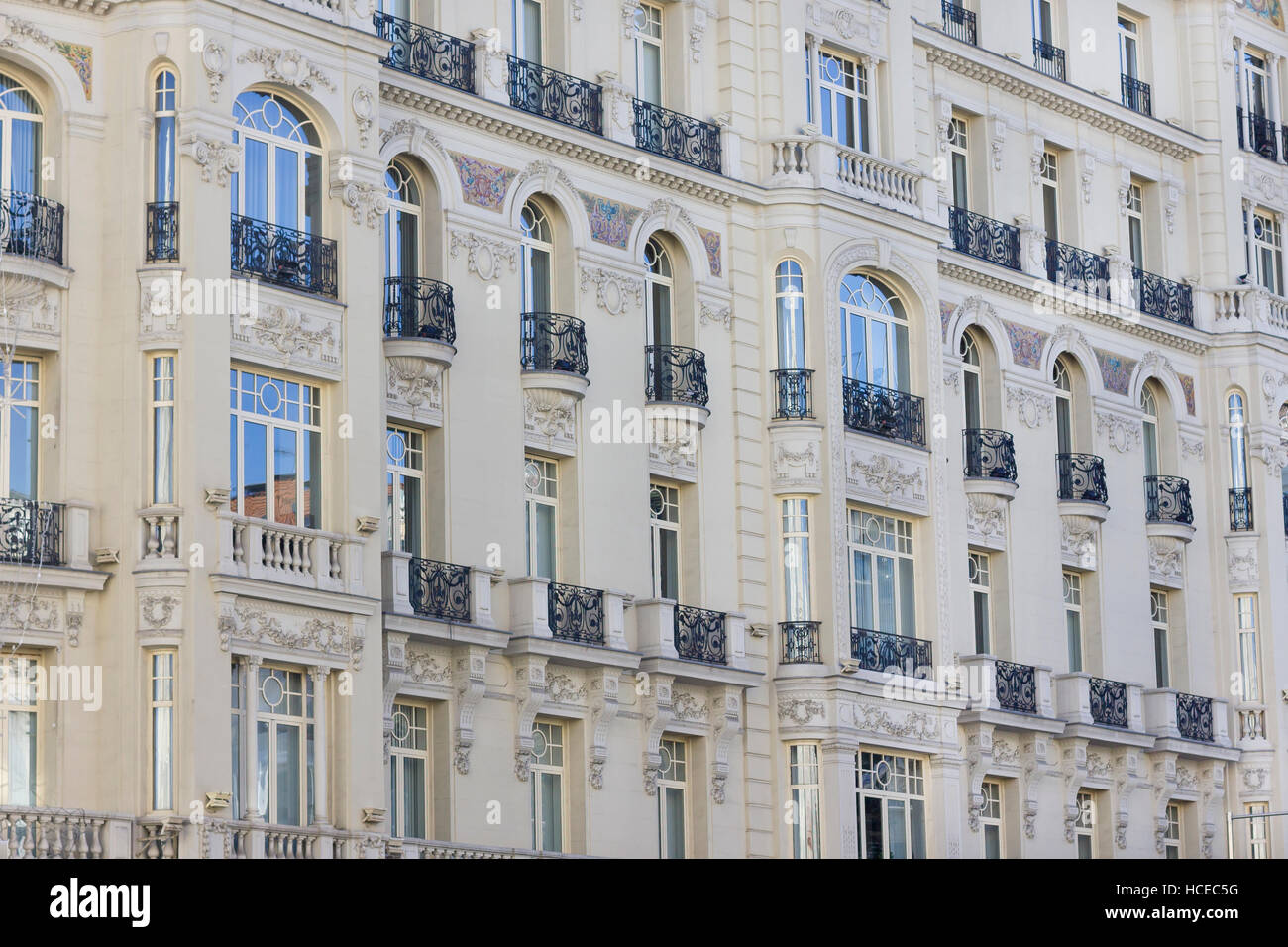 Klassische Fassade Gebäude in Madrid (Spanien). Stockfoto