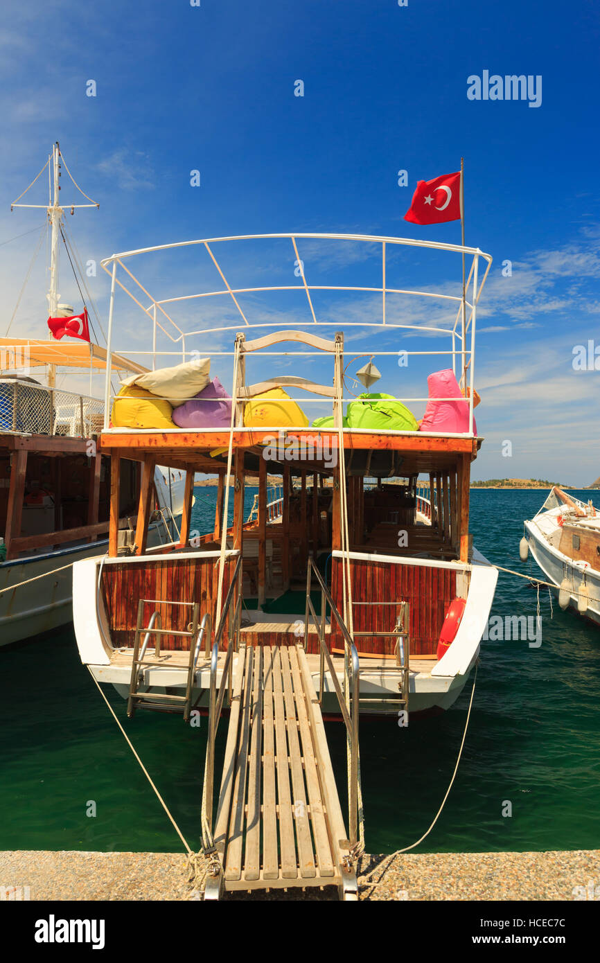 Ausflug-Yacht für Touristen in Foca in Ägäis-Küste, Türkei Stockfoto