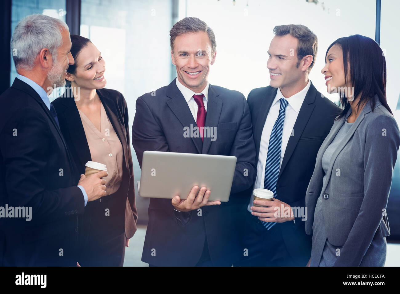 Geschäftsleuten stehen zusammen mit laptop Stockfoto