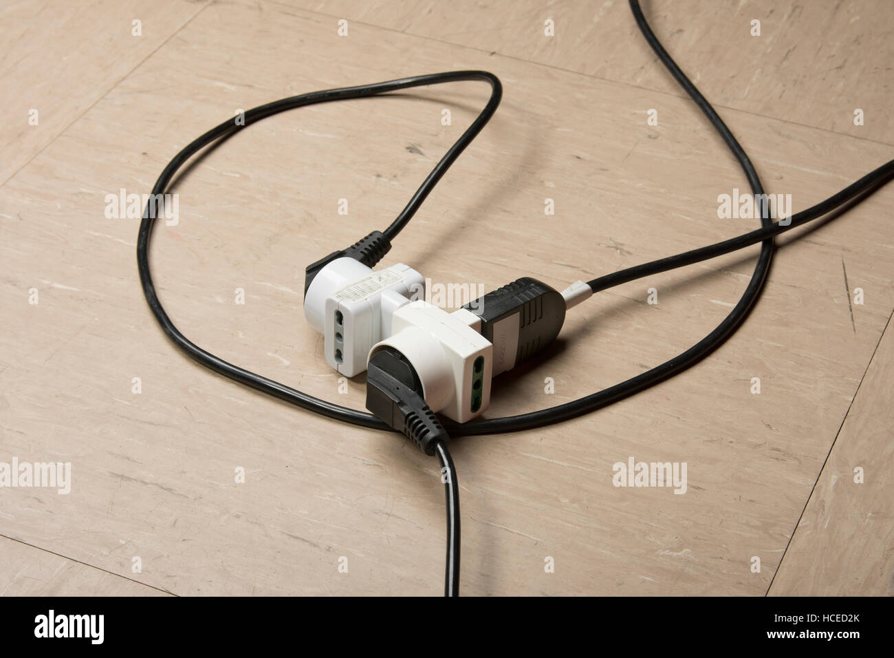 Verbindung von elektrischen Kabeln auf dem Boden Stockfoto