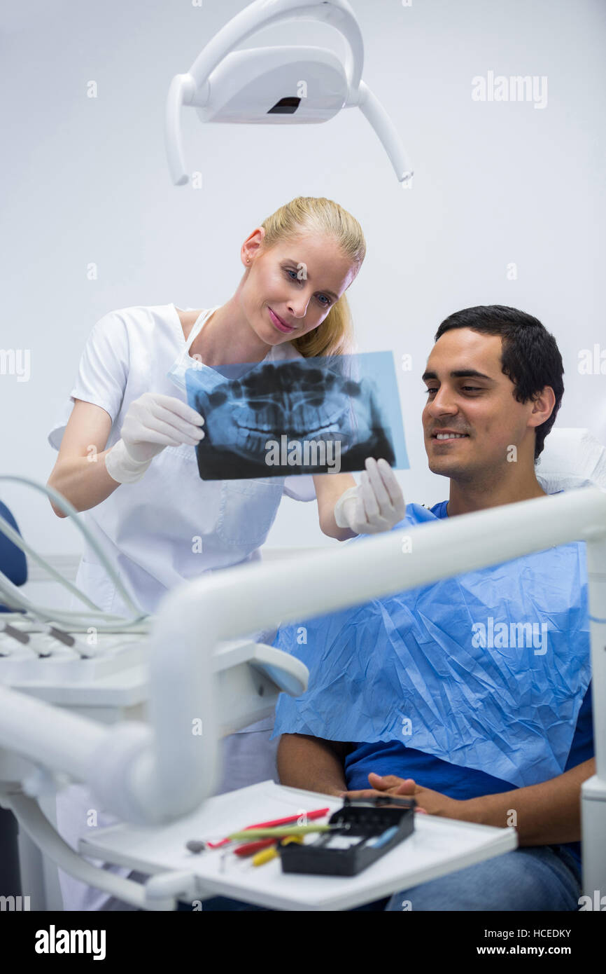 Zahnarzt Zahnröntgen Patienten zeigen Stockfoto