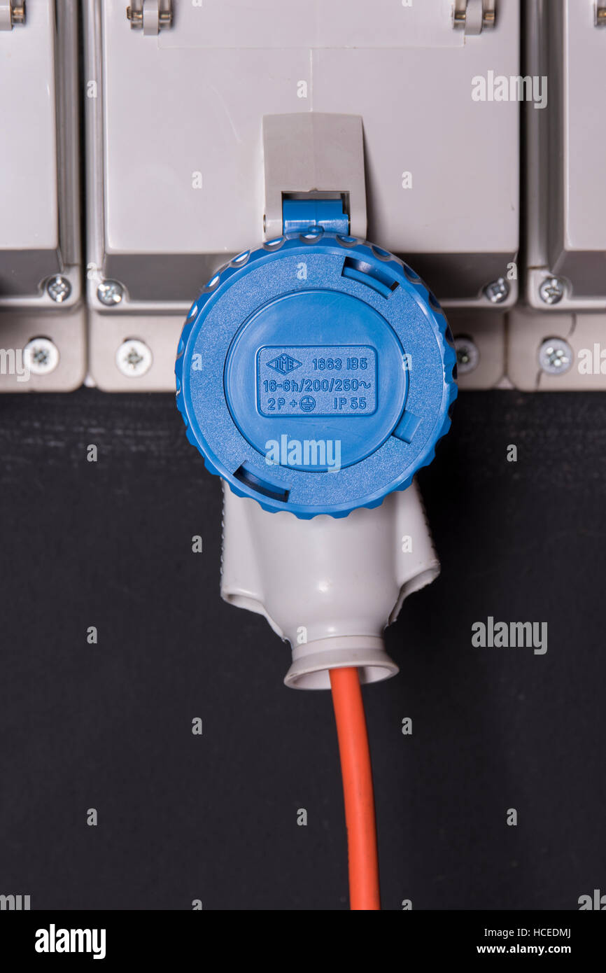 Industrie-Steckverbinder für elektrische Kabel an der Wand Stockfoto
