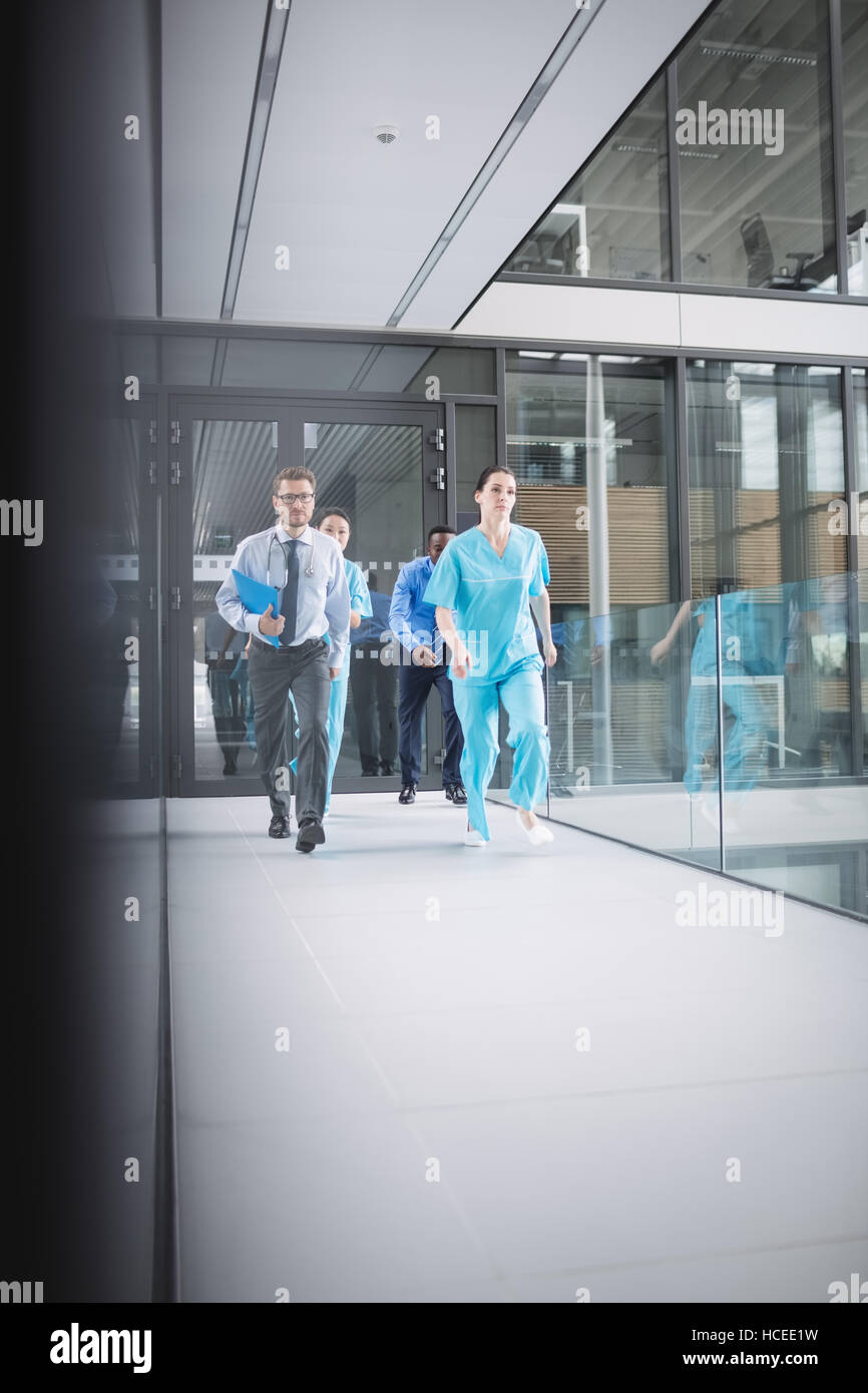 Ärzte und Krankenschwestern, die rauschenden für Notfall Stockfoto
