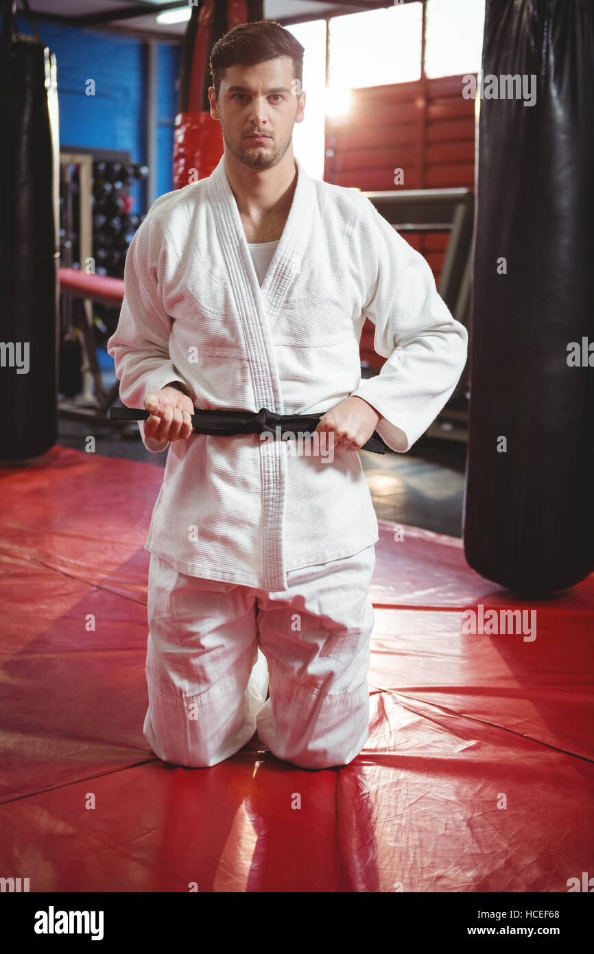 Karate-Spieler seinen Gürtel binden Stockfoto