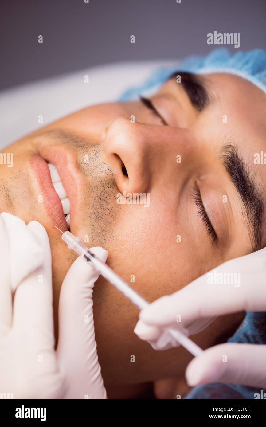Mann erhält Botox-Injektion auf den Lippen Stockfoto