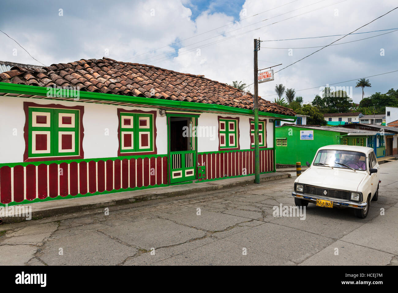 Salento, Kolumbien - 10. Februar 2014: Ein altes Auto in einer Straße von der Stadt von Salento, in Kolumbien, mit einem alten Kolonialhaus bunt; Stockfoto Salento, Kolumbien - 10. Februar 2014: Ein altes Auto in einer Straße von der Stadt von Salento, in Kolumbien, mit einem alten Kolonialhaus bunt; Stockfoto