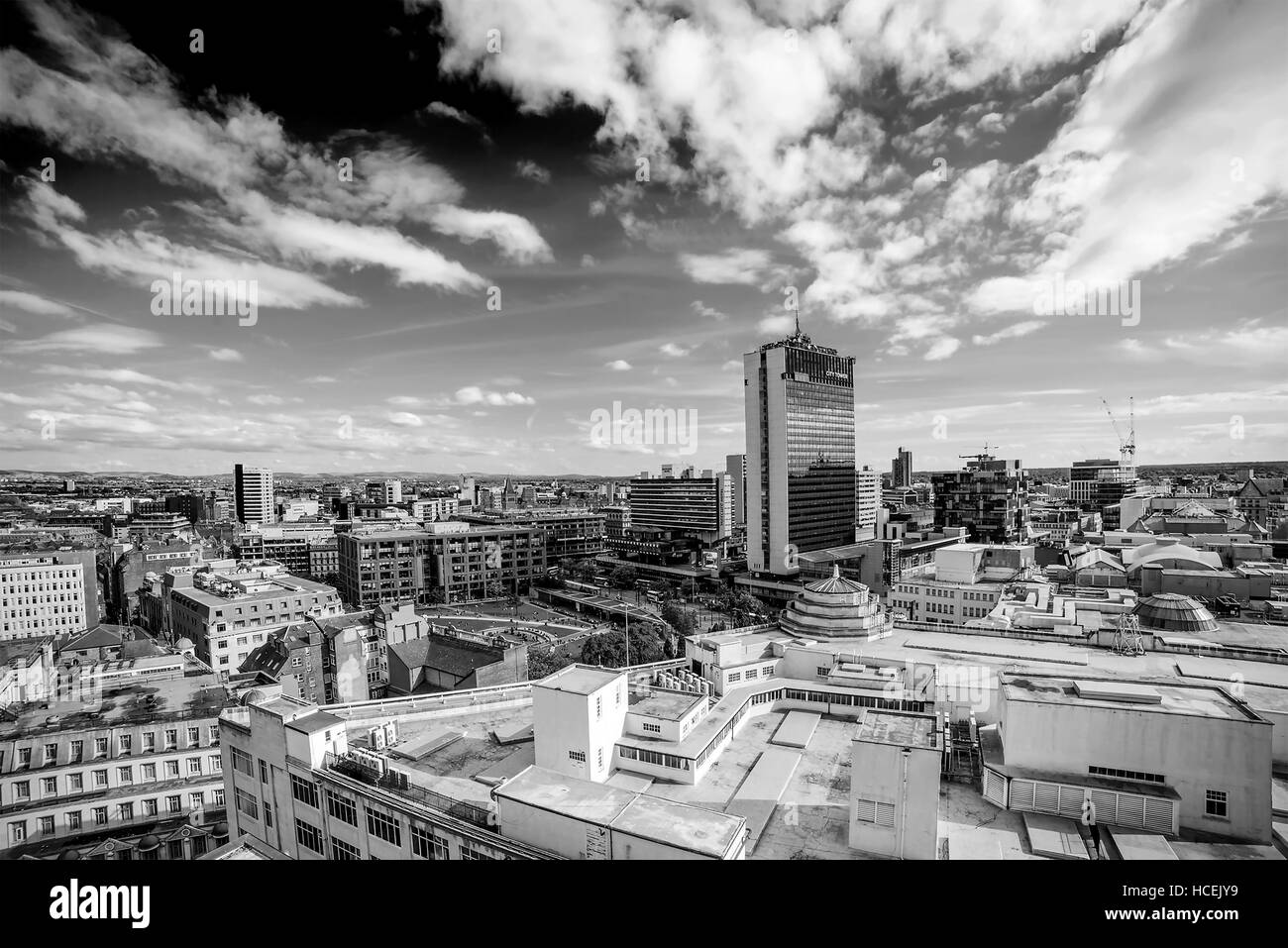 Manchester City Skyline in der Sonne, schwarz und weiß Stockfoto