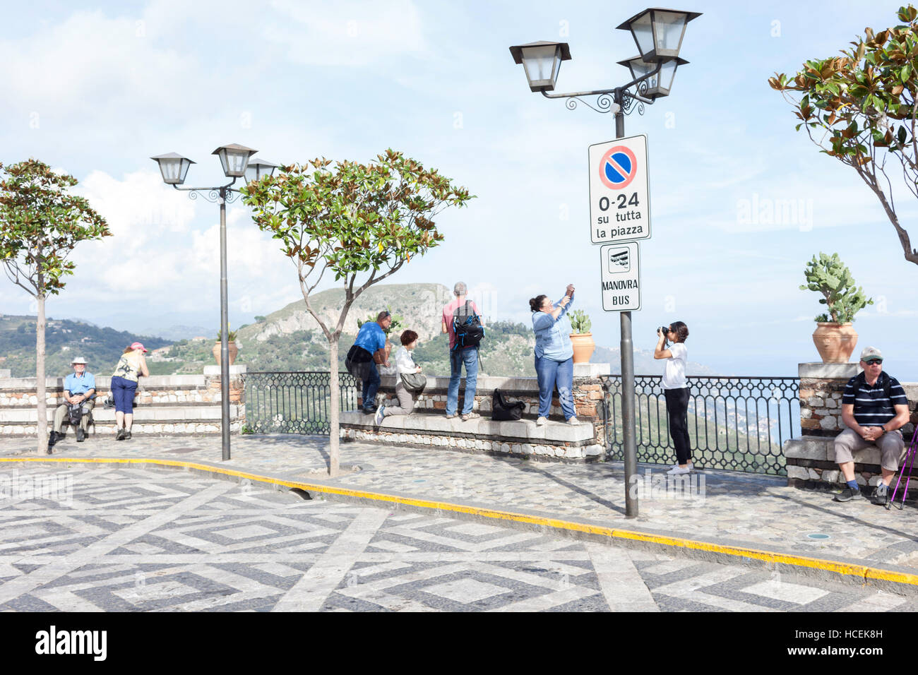 Touristen versammelten sich und machten Fotos in Castelmola, Sizilien. Stockfoto