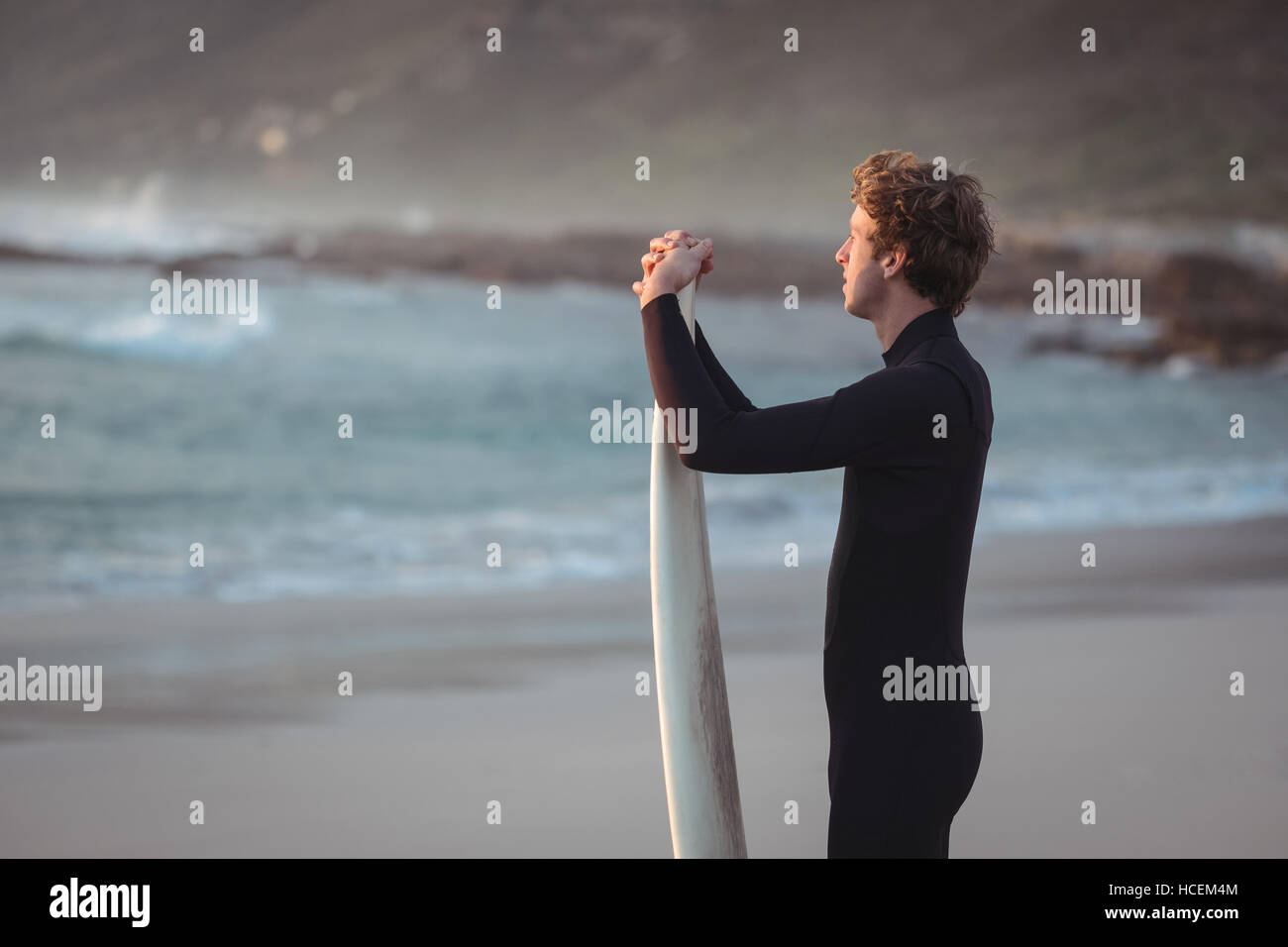 Mann trägt Anzug stehen am Strand Stockfoto
