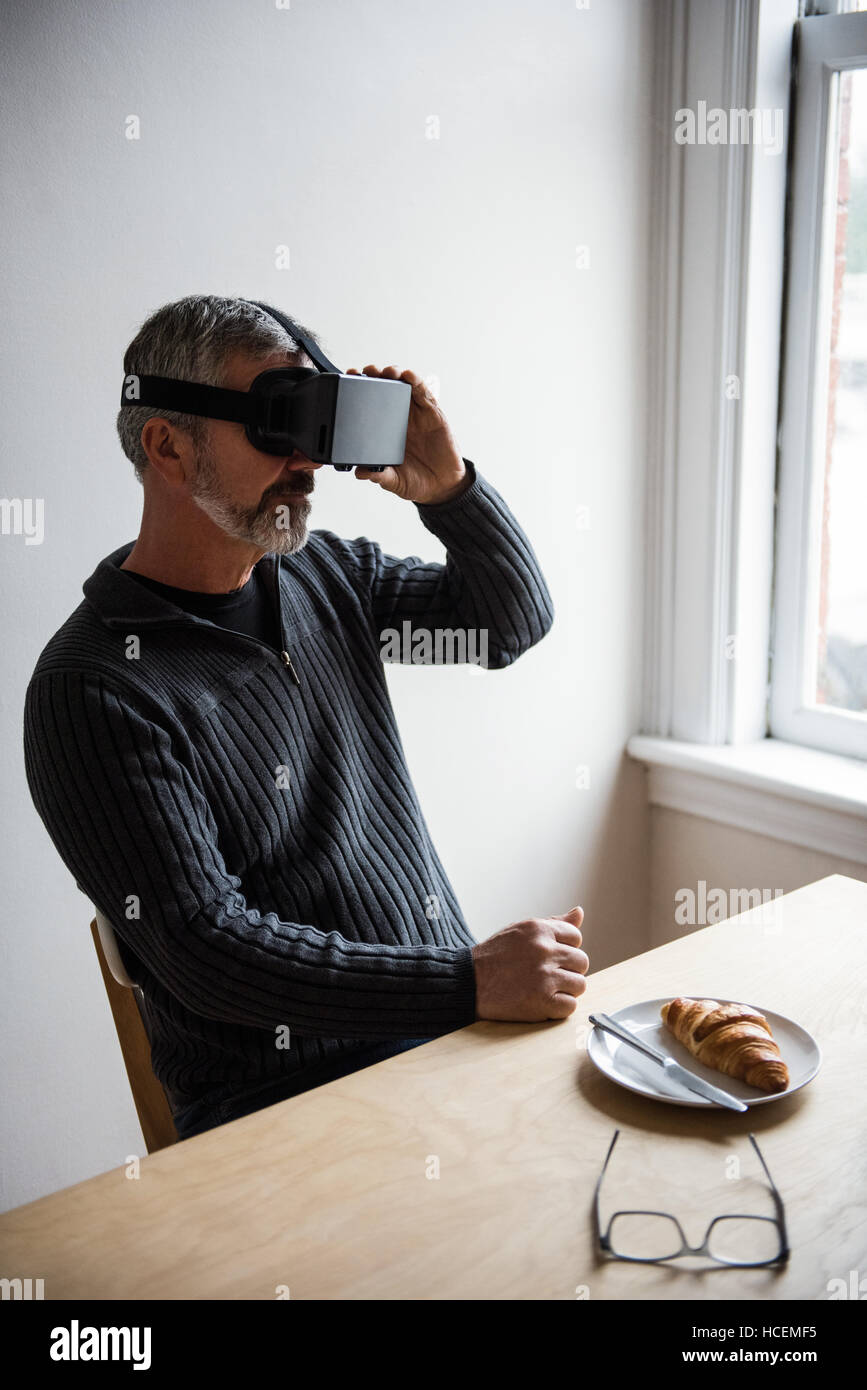 Mann mit virtual-Reality-Kopfhörer Stockfoto