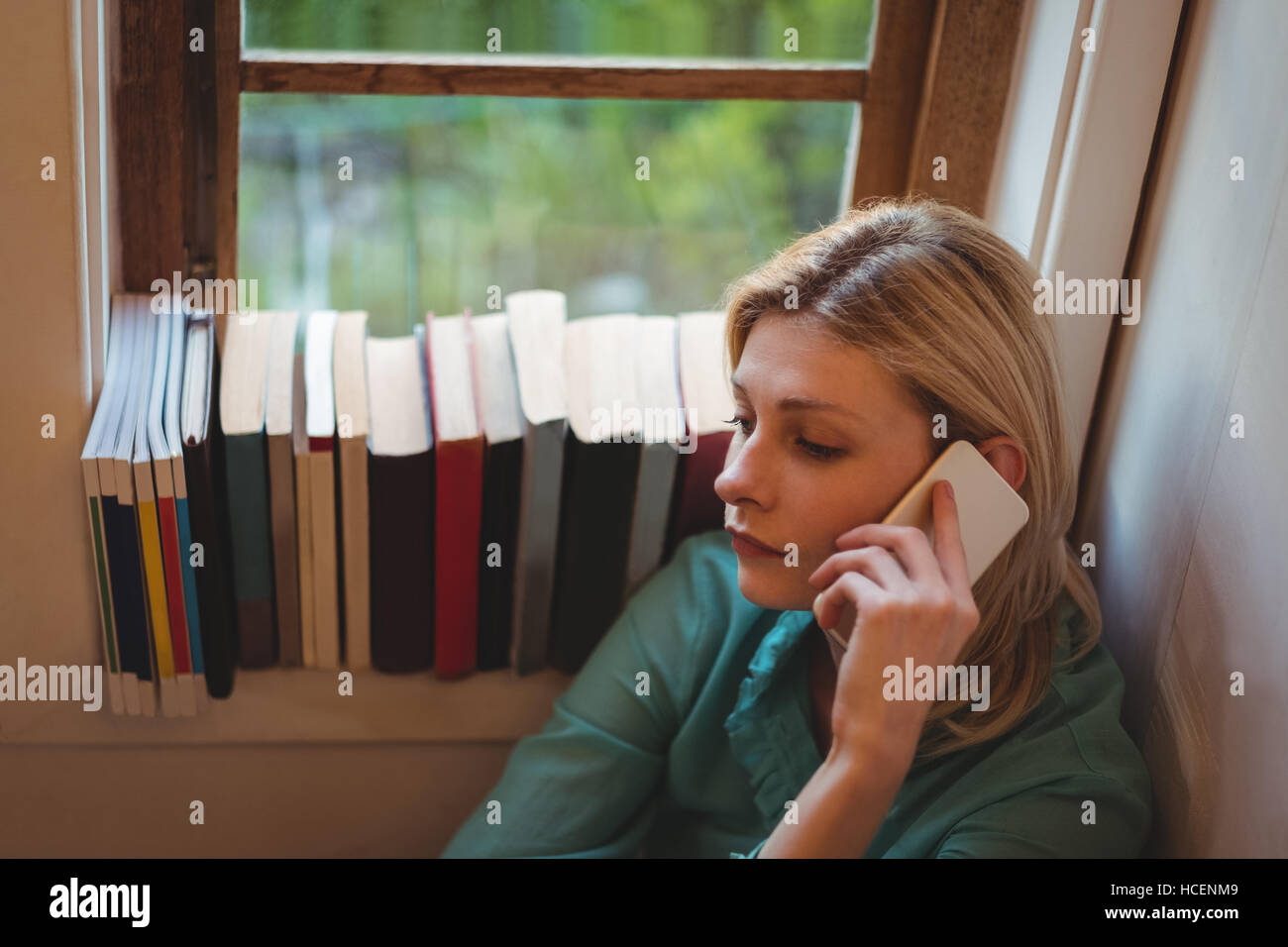 Schöne Frau am Handy Stockfoto