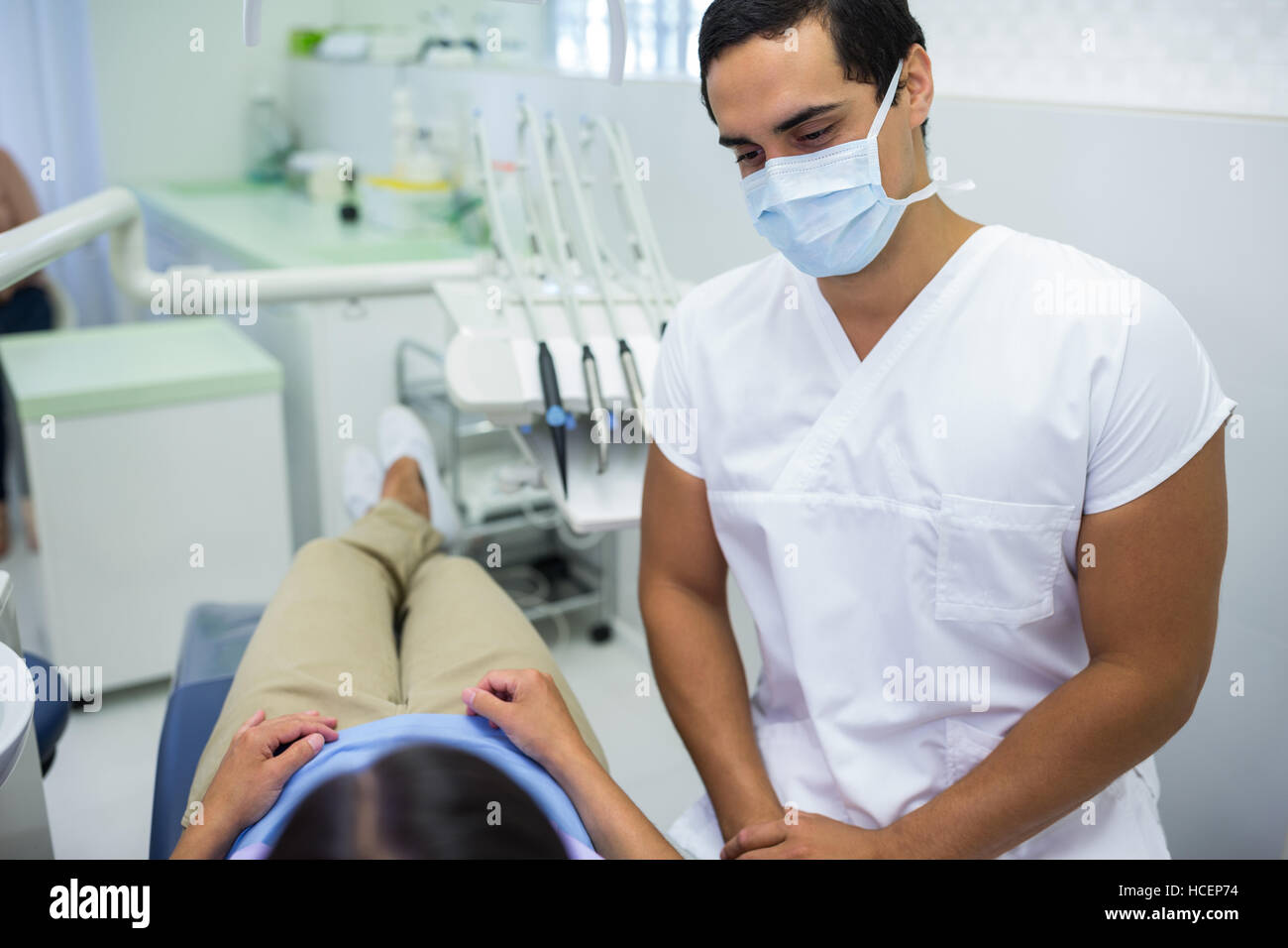 Arzt, tragen Mundschutz mit Patientin Stockfoto