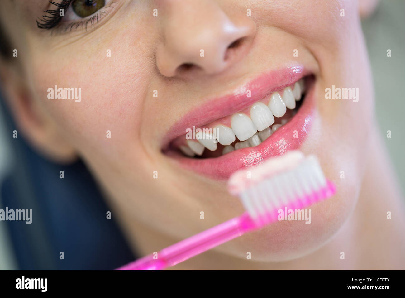 Zahnarzt, die Unterstützung der jungen Patienten beim Zähneputzen Stockfoto