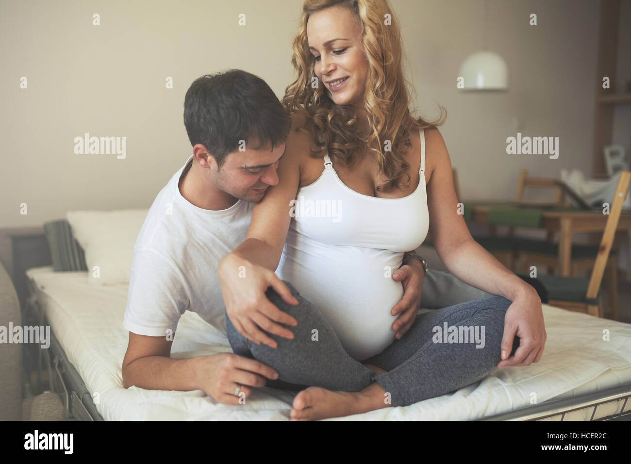Mann bewundern stolz schwanger Frau Bauch Stockfoto