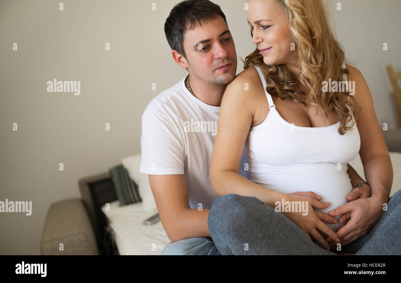Sein Vater mit der schwangeren Frau besorgt bald Stockfoto