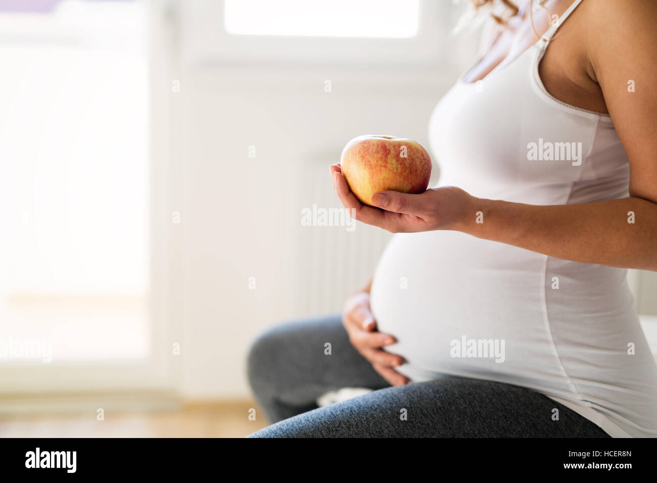 Gesunde Schwangere Vitamin reiche Apfel essen Stockfoto
