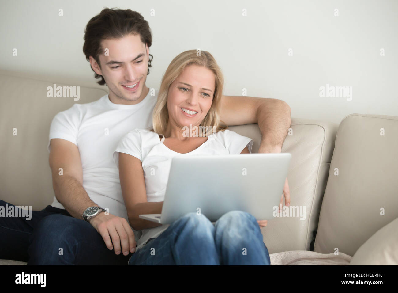 Junges Paar zu Hause Stockfoto