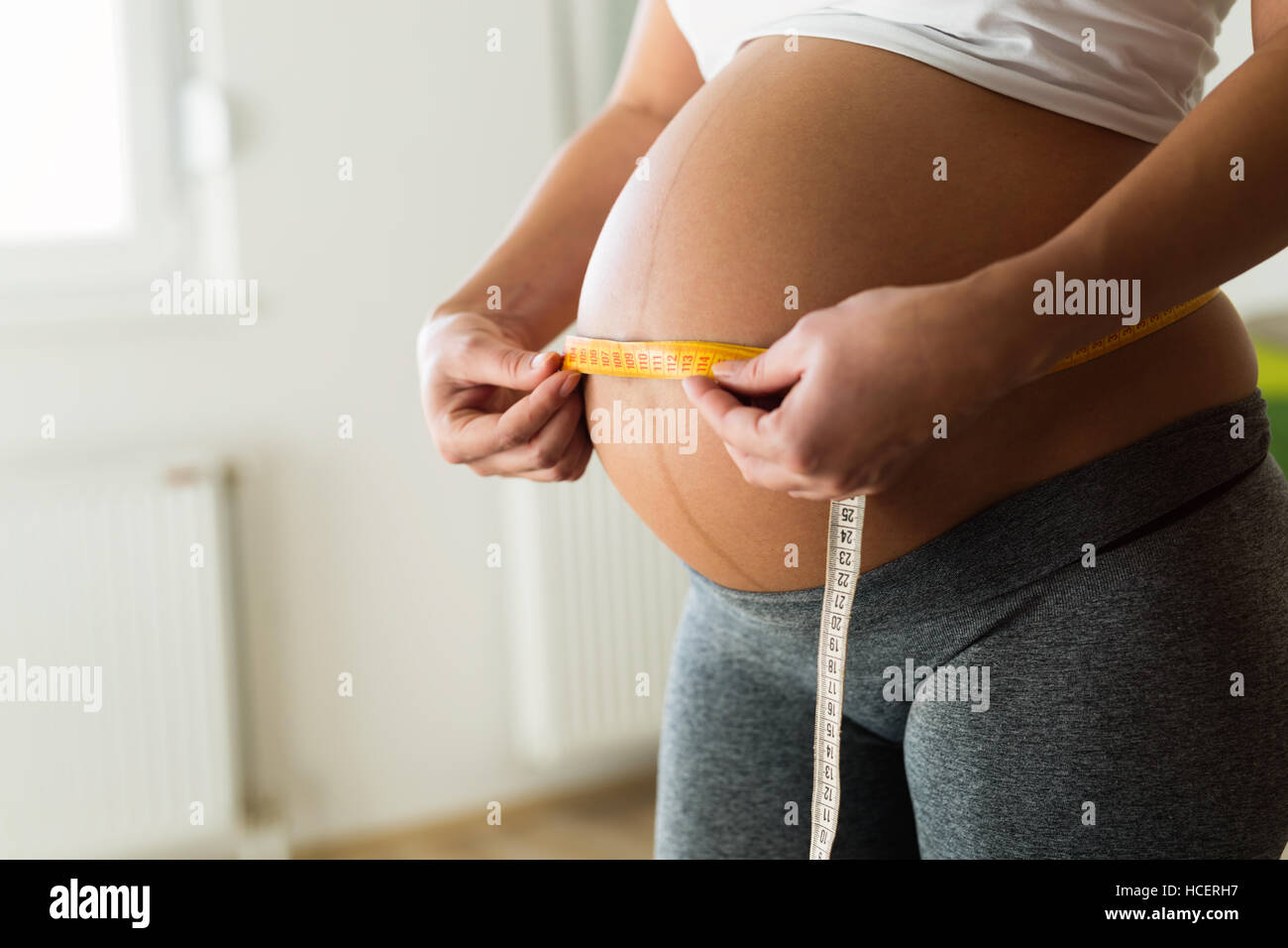 Schwangere Frau Mess Bauch Wachstum Stockfoto