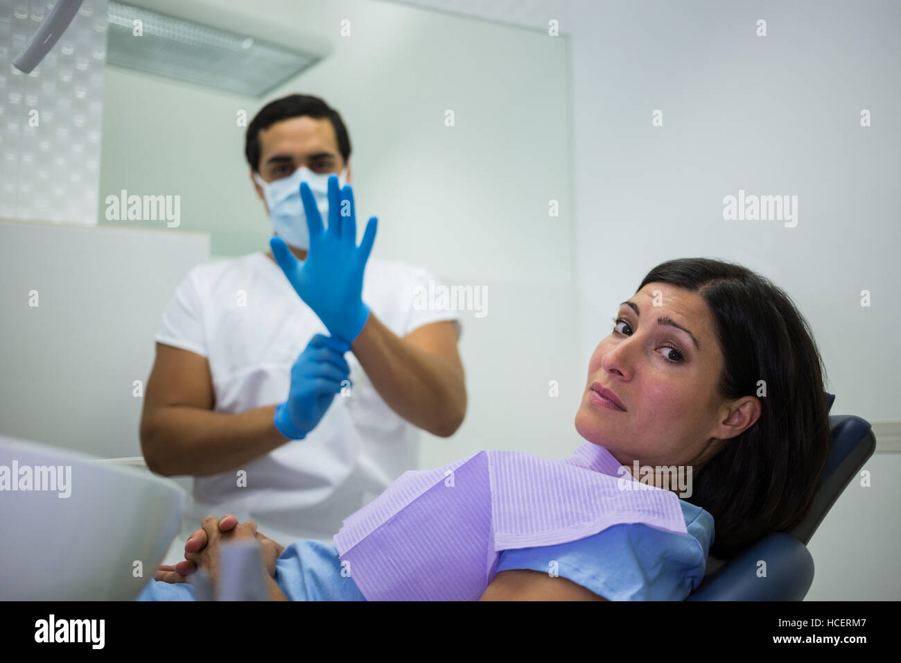 Nervöse Frau in der Zahnarzt-Klinik Stockfoto
