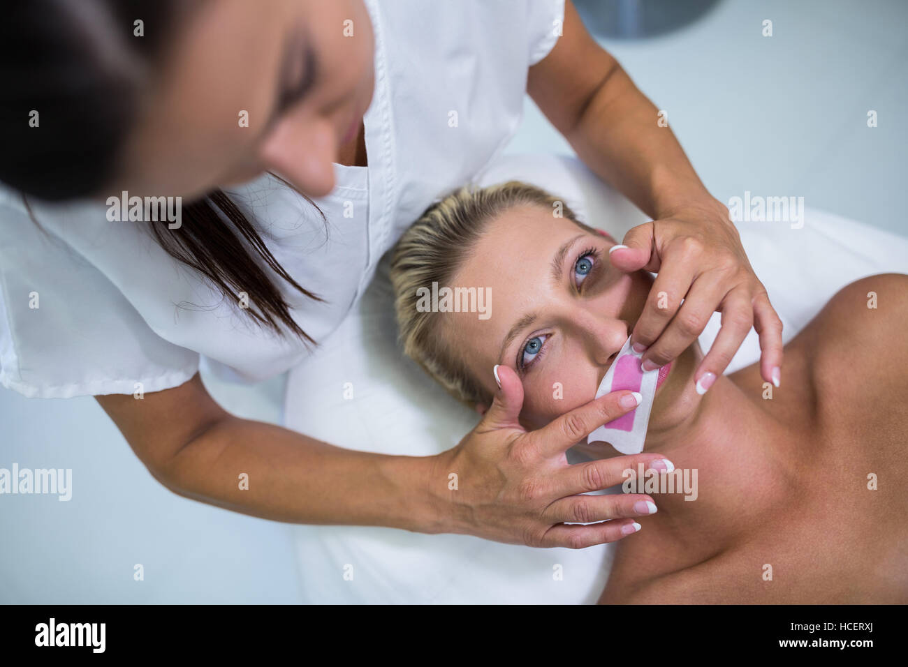 Frau bekommen ihre Haare im Gesicht entfernen Stockfoto