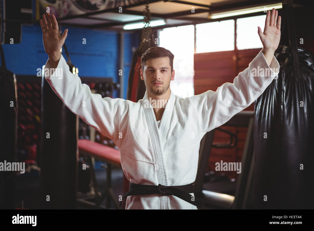 Karate-Spieler stehen mit Armen verteilt Stockfoto