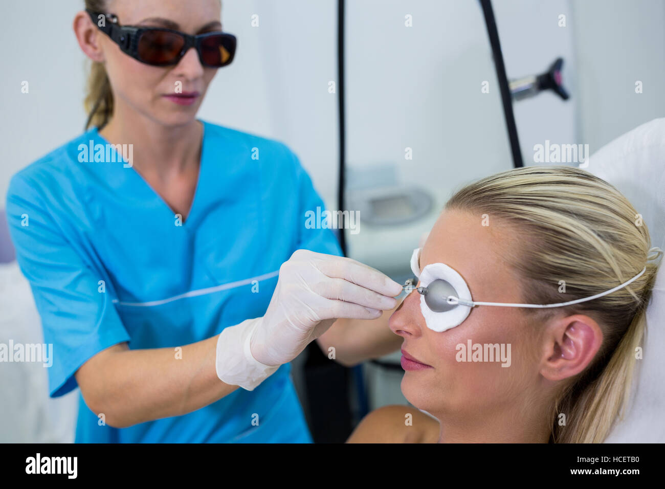 Hautarzt Anpassung eine Schutzbrille Stockfoto