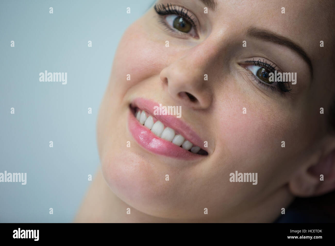Schöne Frau in Zahnklinik Stockfoto