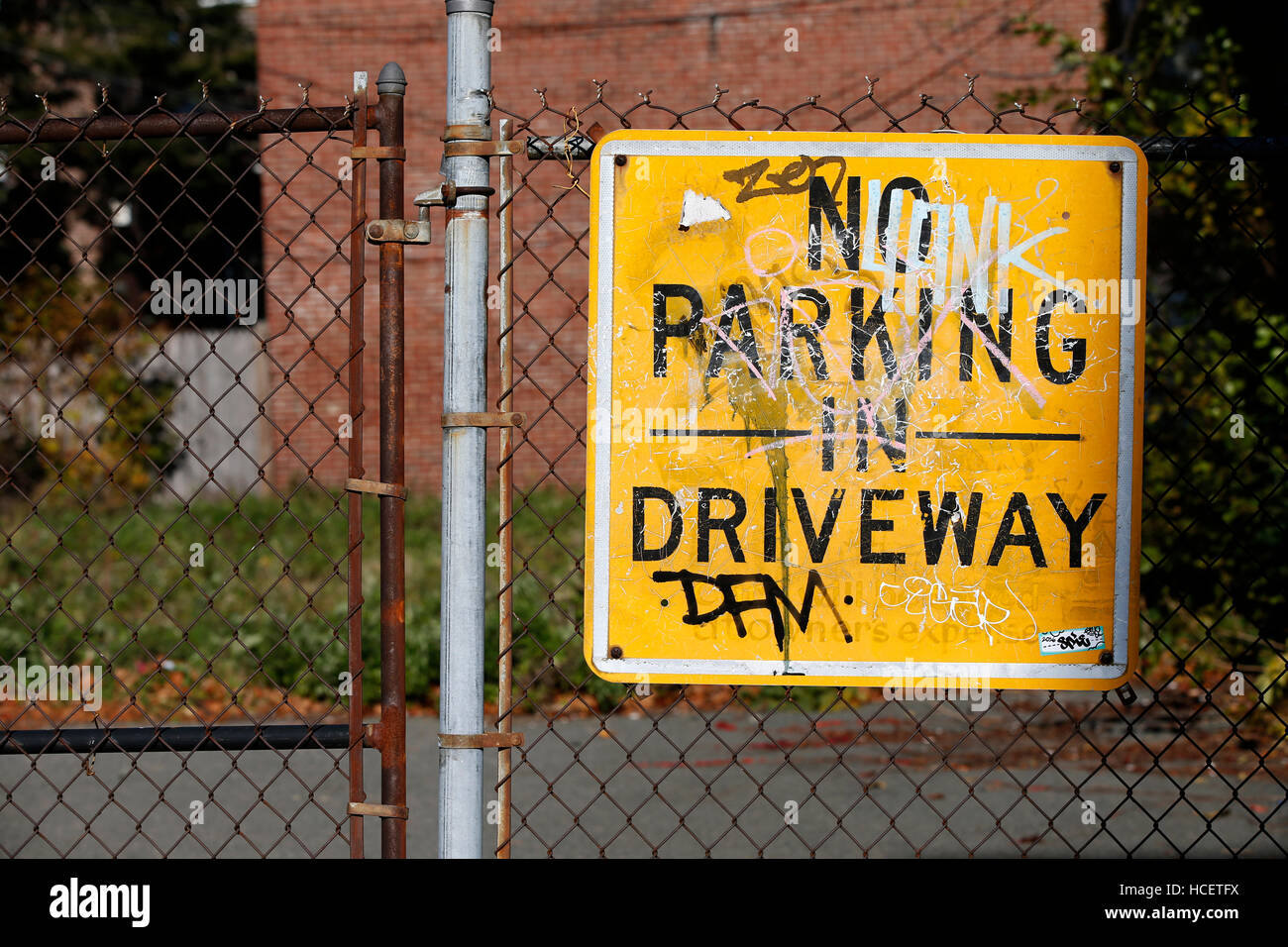 Keine Parkplatz-Schild an einem Maschendrahtzaun Stockfoto