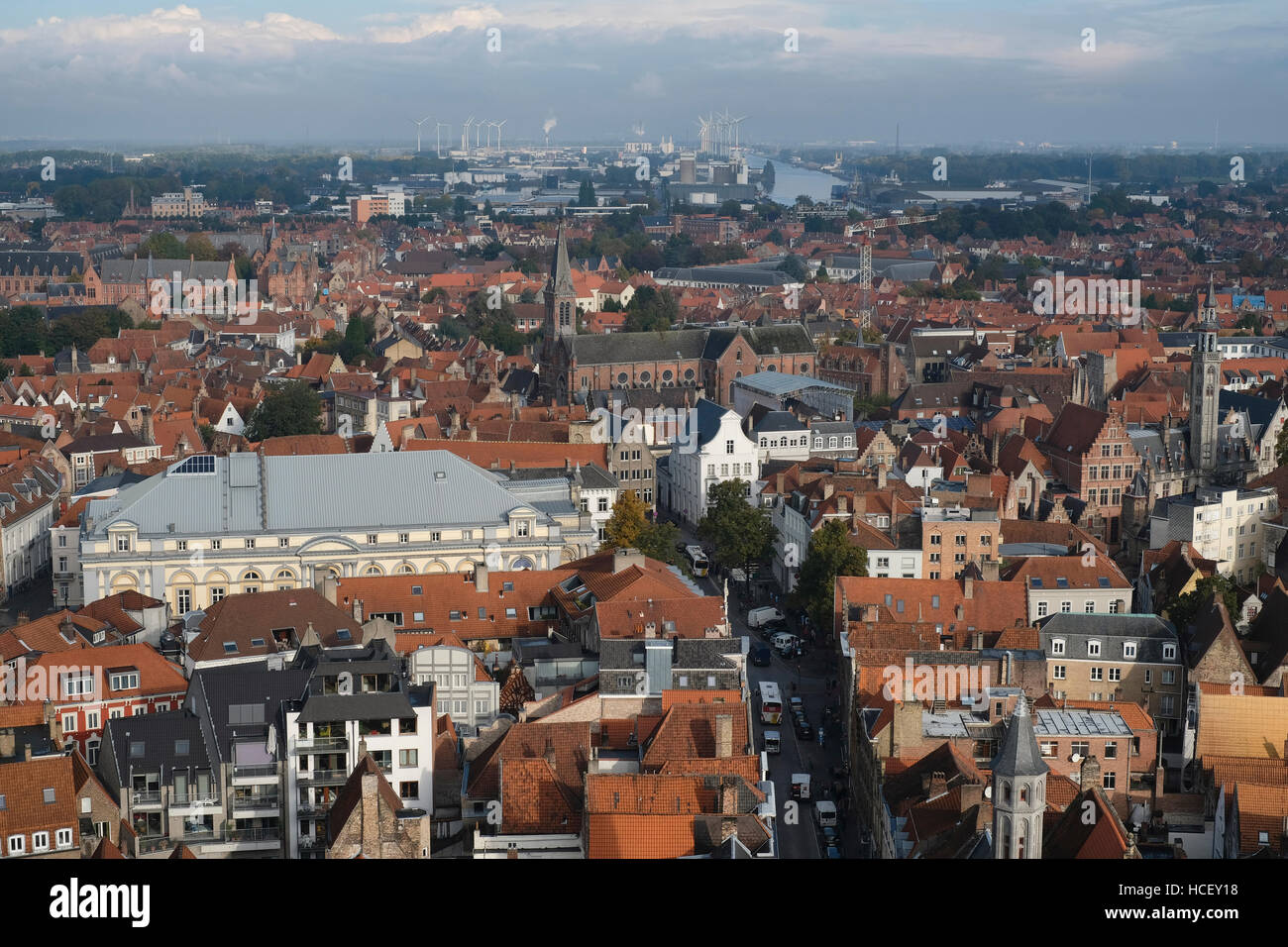 Brügge, Belgien. Panorama-Blick nach Norden in Richtung Boudewijnkanal (Boudewijn Kanal) verbindet die Stadt mit Seebrugge. Der Kanal ist gesäumt von Windmühlen. Stockfoto