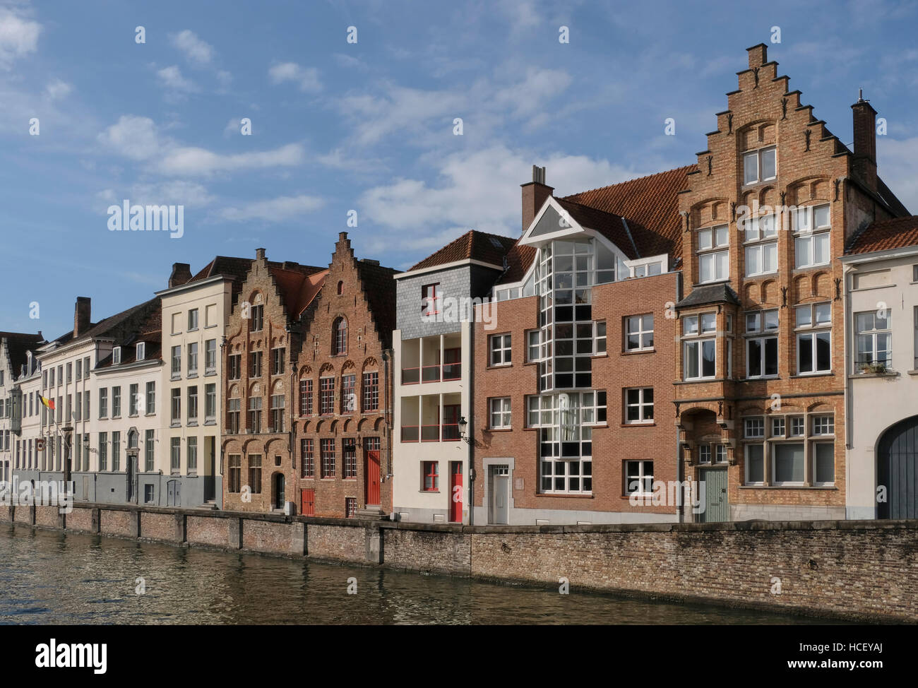 Spiegelrei, Brügge. Blick nach Norden, mit einem Kontrast von alten, traditionellen und neuen modernen Giebelhäuser, mit Blick auf den Kanal. Stockfoto
