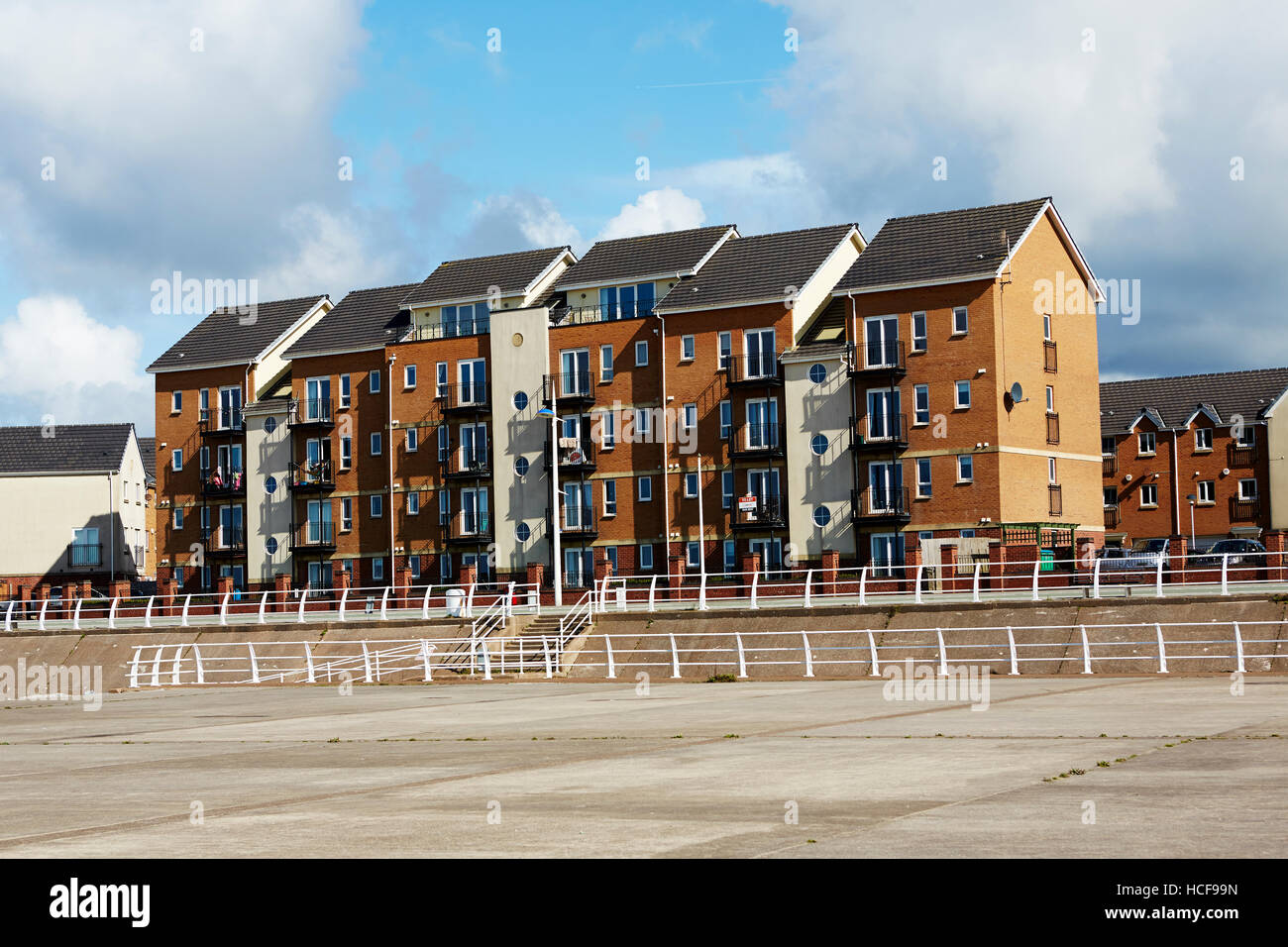 Wohnungen im Aberavon Beach, Port Talbot, Wales, UK Stockfoto