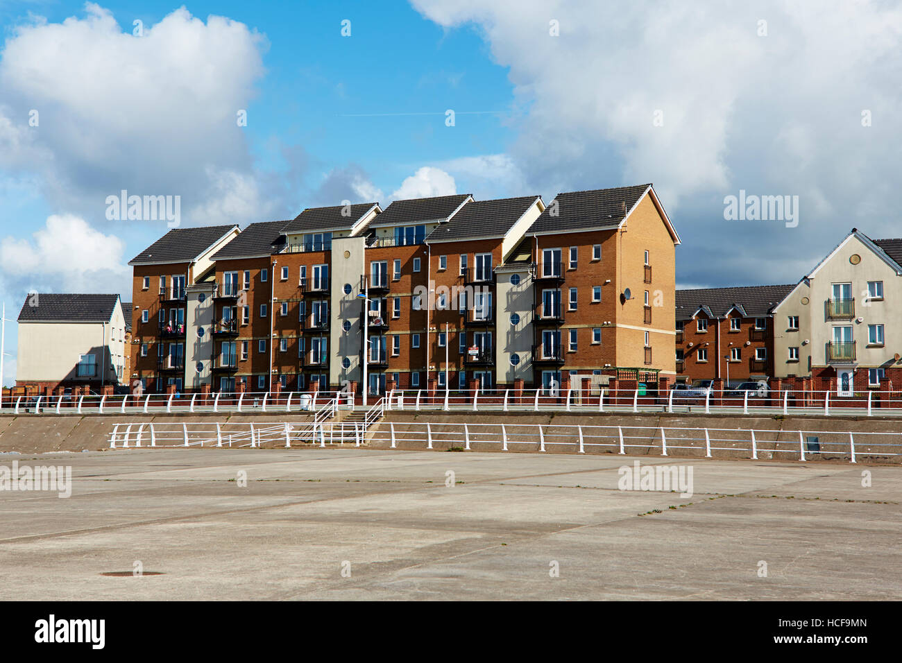 Wohnungen im Aberavon Beach, Port Talbot, Wales, UK Stockfoto