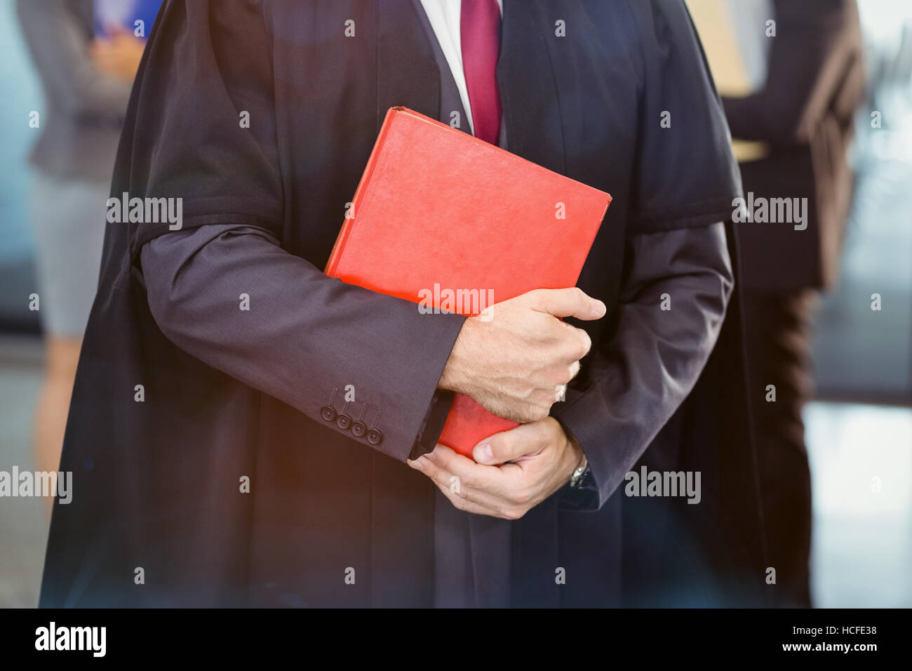 Mittelteil des Anwalts Gesetzbuch halten Stockfoto