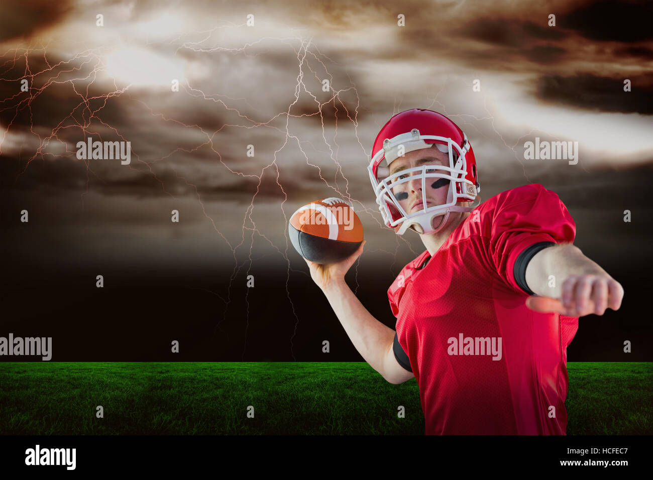 Zusammengesetztes Bild des american-Football-Spieler wirft Fußball Stockfoto