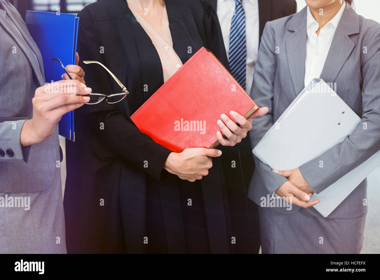 Mittelteil des Anwalts Gesetzbuch halten Stockfoto