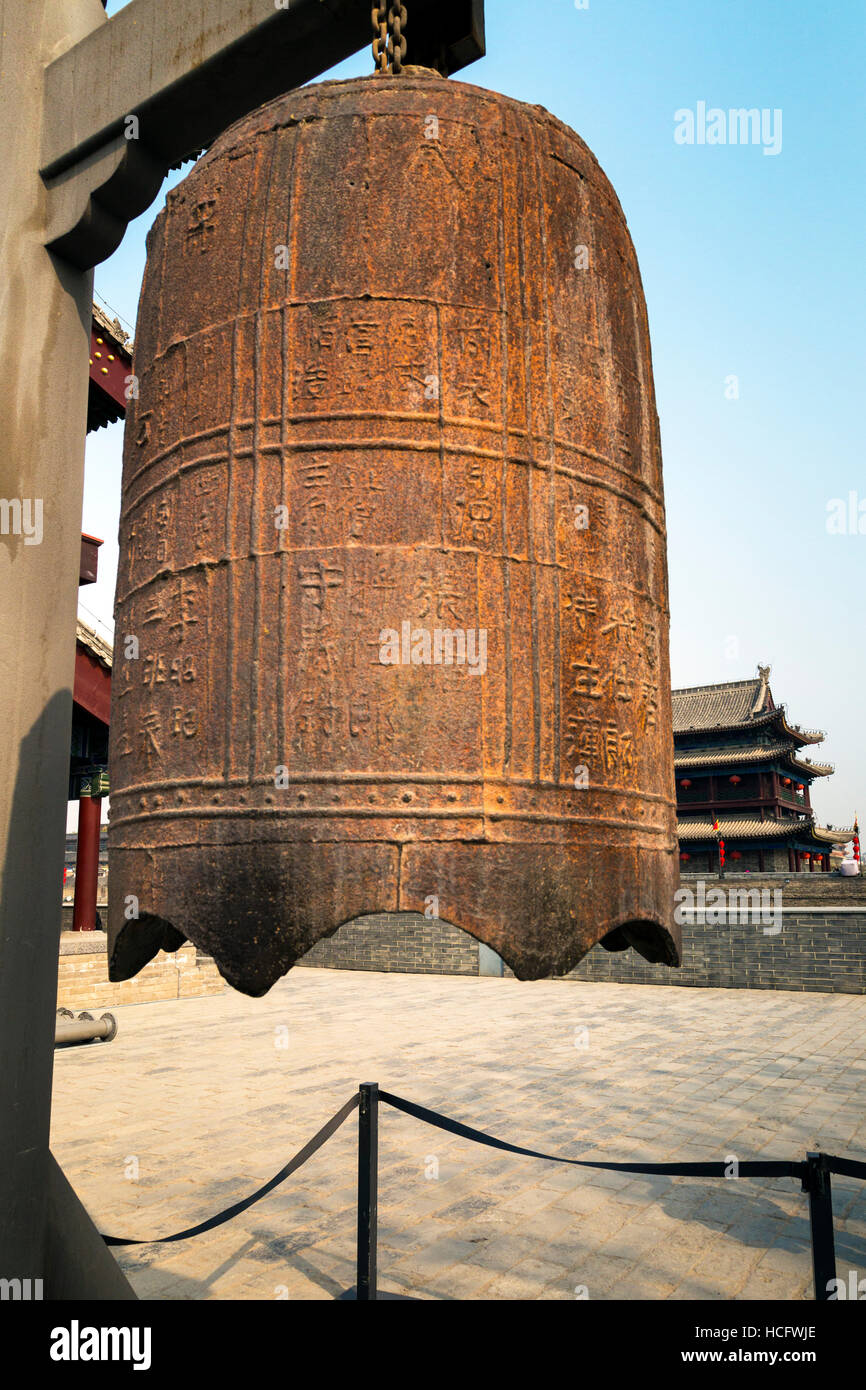 Glocke und Wachturm an der Stadtmauer von Xian, Xian, China Stockfoto