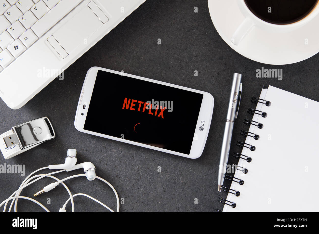 WROCLAW, Polen - 6. Dezember 2016: LG K10 mit Netflix-Anwendung auf Schreibtisch zu legen. Netflix bietet Streaming-Media und video Stockfoto