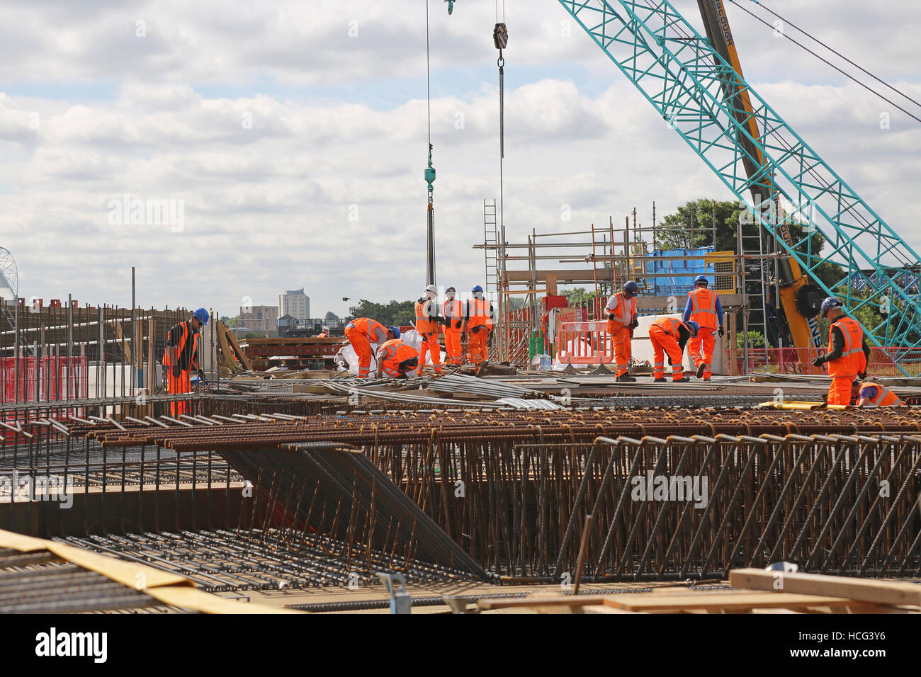 Eine Stahlbeton-Eisenbahnbrücke im Bau in Bermondsey, Süd-London, UK. Arbeiter bereiten Stahlkonstruktionen vor dem Beton gießen. Stockfoto