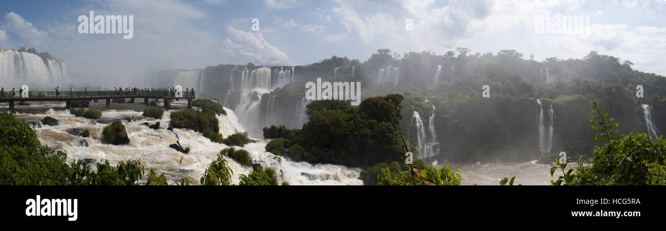 Iguazu: Menschen auf den Gehweg und Panoramablick auf die spektakuläre Iguazu Wasserfälle, eine der wichtigsten touristischen Attraktionen von Lateinamerika Stockfoto