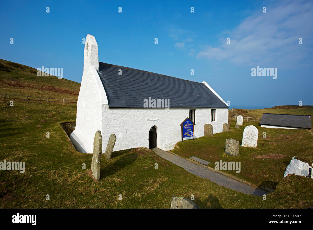 MWNT Kirche (Kirche des Heiligen Kreuzes) Cardigan Bay, Ceredigion, Wales, UK Stockfoto