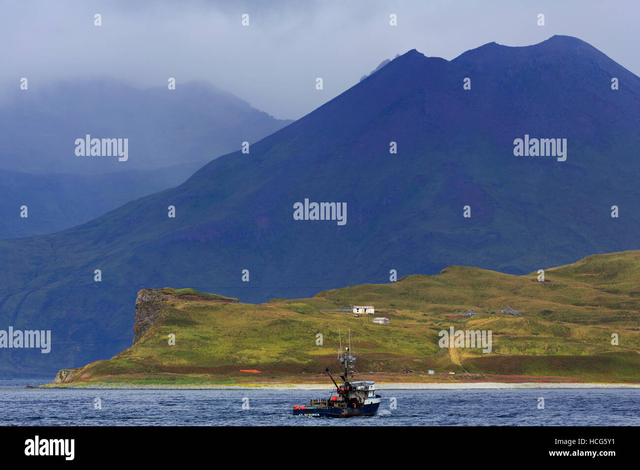 Schlafender Vulkan, Unalaska Bucht, Dutch Harbor, Aleuten, Alaska, USA Stockfoto