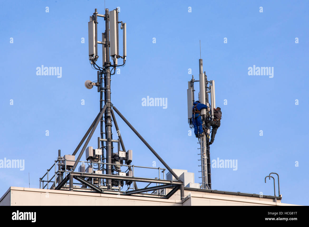 Europa, Deutschland, Köln, den Arbeitnehmer auf einen Handymast im Stadtteil Deutz. Stockfoto