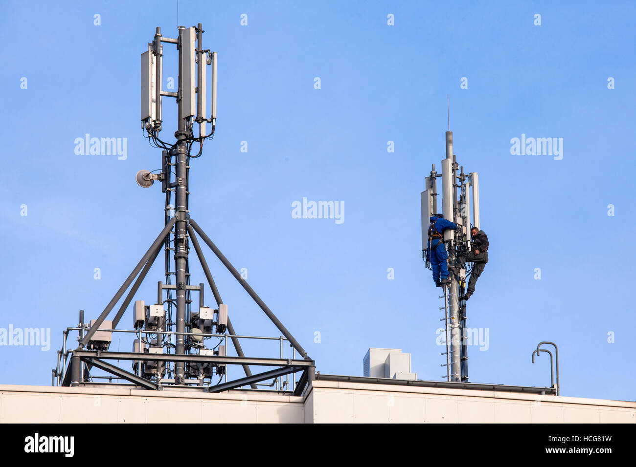 Europa, Deutschland, Köln, den Arbeitnehmer auf einen Handymast im Stadtteil Deutz. Stockfoto