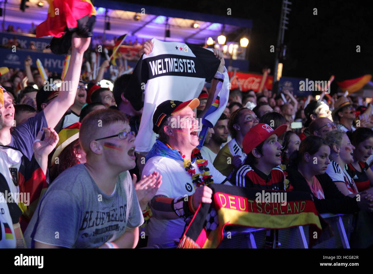 Fans sehen FIFA Worldcup auf Großleinwand an Fan-Meile Berlin am 4. Juli 2014 in Berlin, Deutschland. Stockfoto