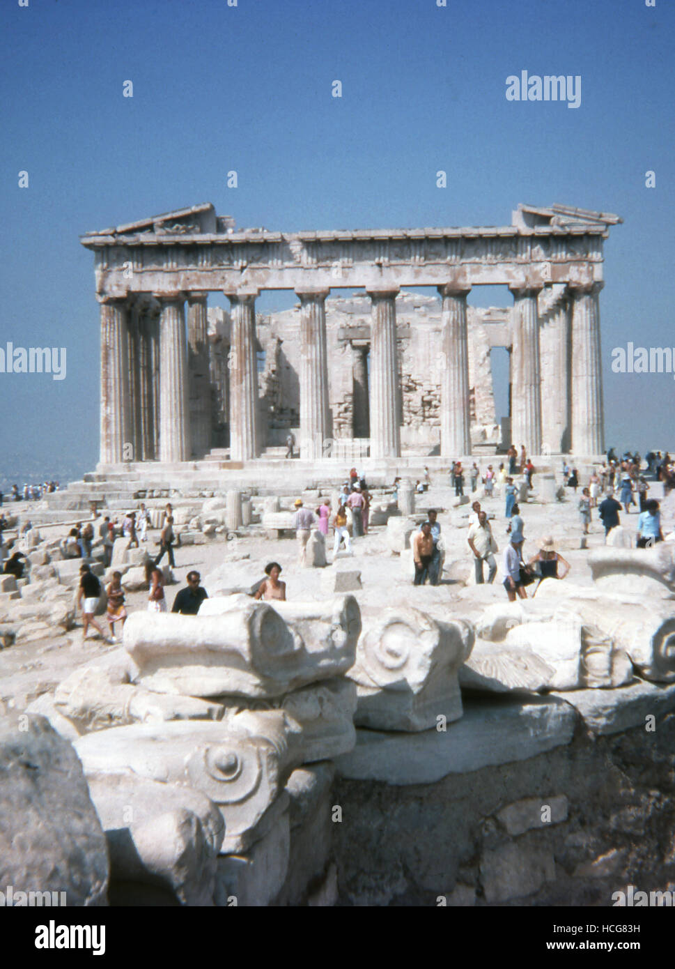 Dieses Foto, um 1990, zeigt eine Vorderansicht der Akropolis in Athen, Griechenland. Die Akropolis in Athen, Griechenland, ist ein Felsvorsprung verwendet in der Antike als ein religiöses Zentrum. Unter dem fünften Jahrhundert v. Chr. Staatsmann Perikles wurde die Zeit des Goldenen Zeitalters von Athen, der Tempel der Göttin Athene, die Parthenon gebaut. Stockfoto